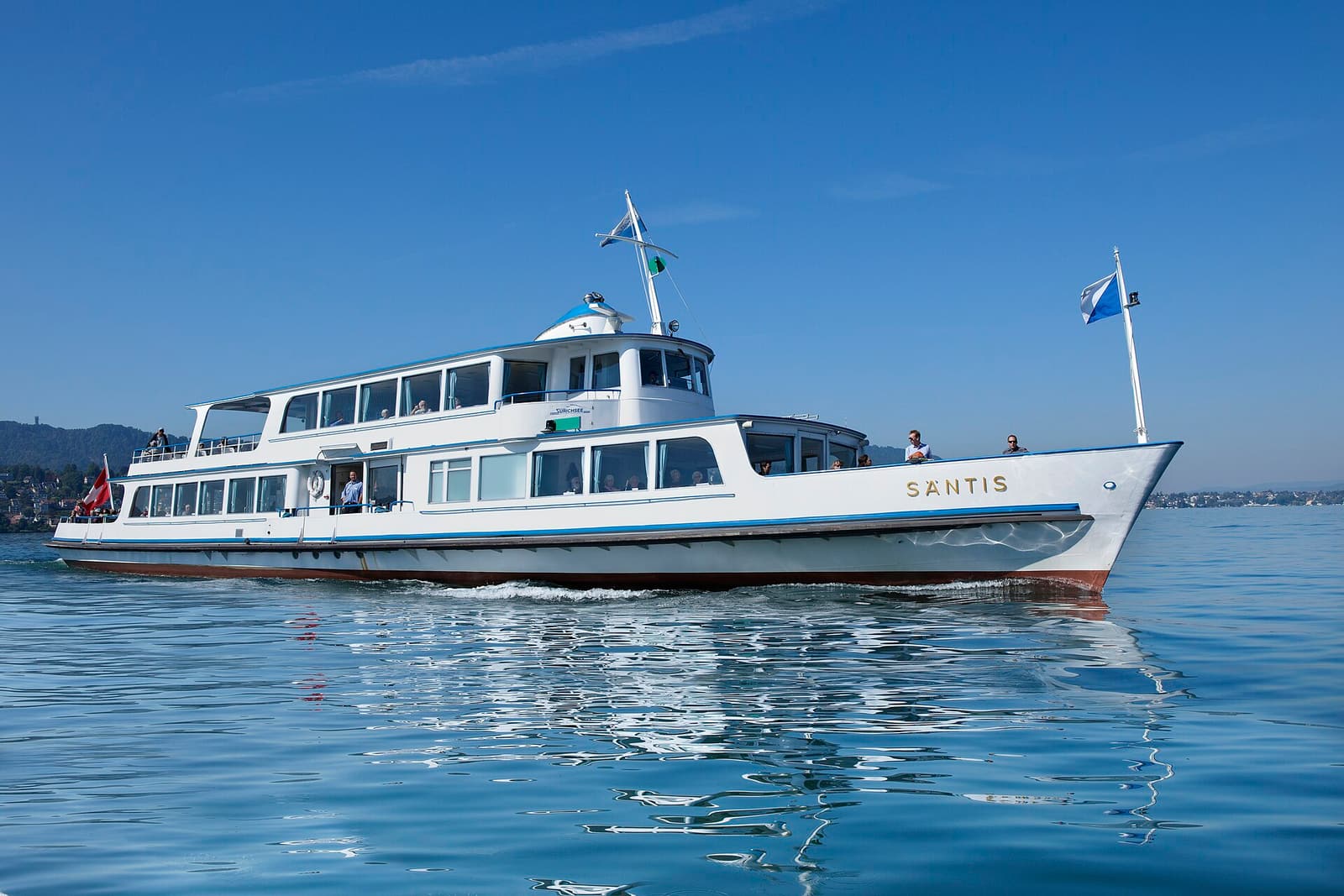 Le bateau blanc MS Säntis sur le lac de Zurich sous un ciel bleu sans nuages