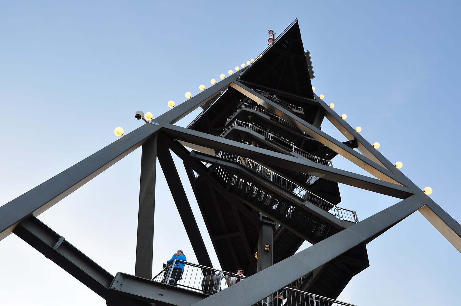 Vue en contre-plongée sur la structure d’acier sombre et les escaliers de la tour panoramique de l’Uetliberg