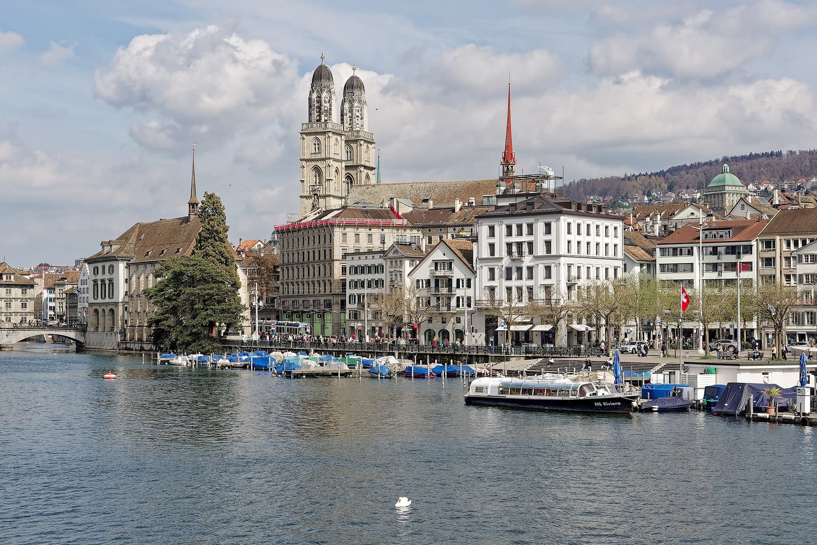 Les tours jumelles du Grossmünster s’élevant au-dessus des quais de la Limmat à Zurich