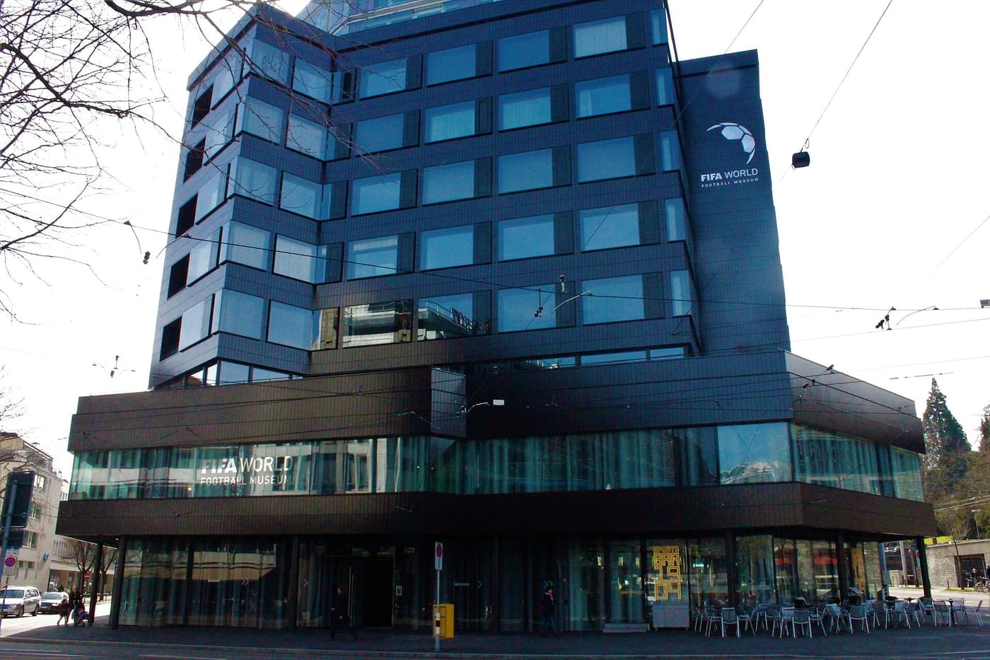 Le bâtiment de verre sombre du FIFA Museum à Zurich-Enge
