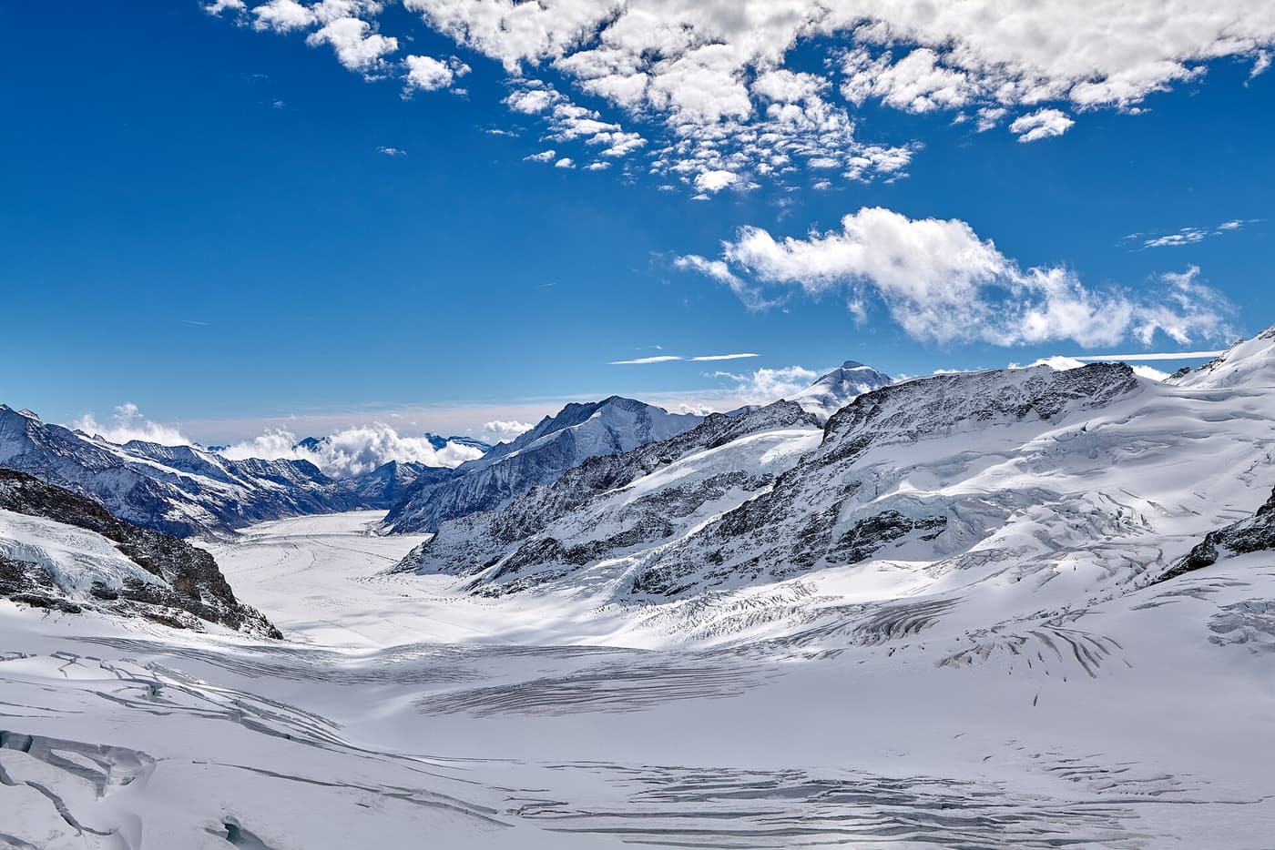 Le glacier d’Aletsch s’étirant entre des sommets enneigés sous le Jungfraujoch