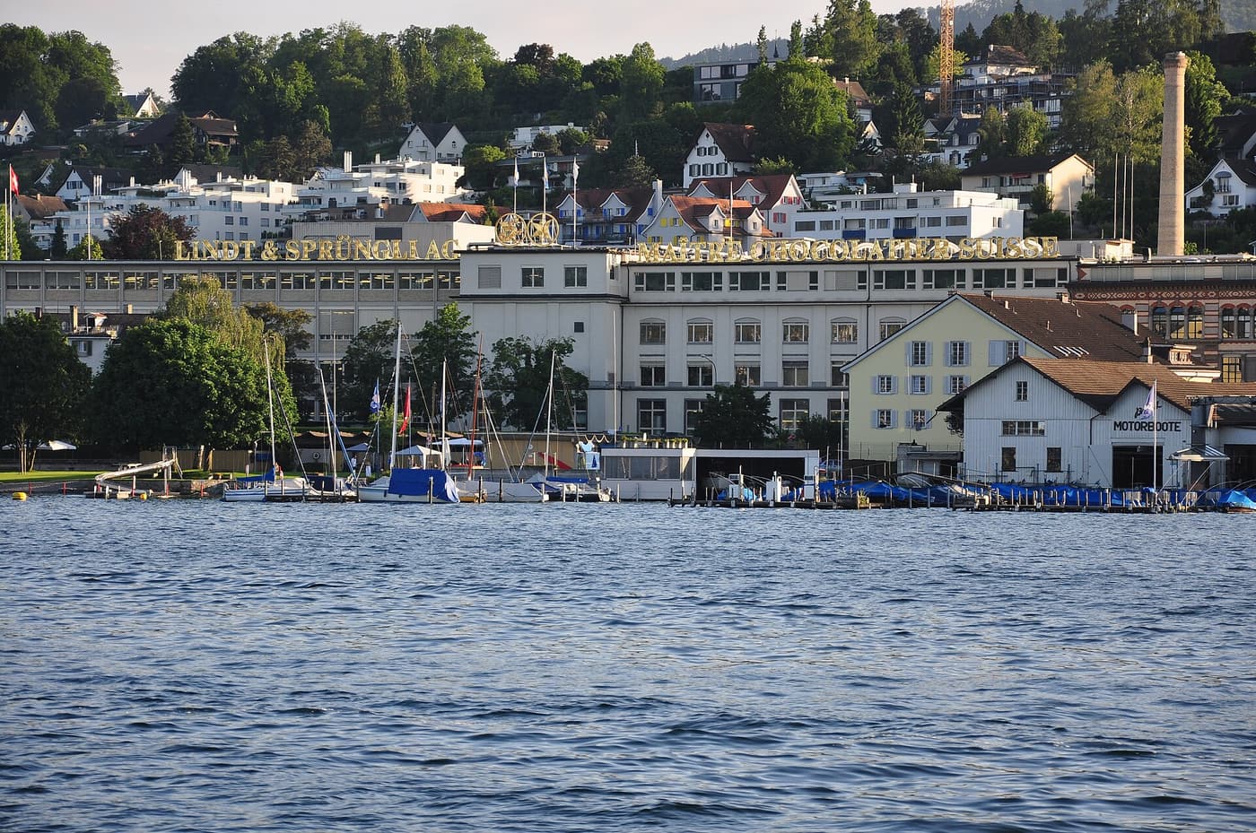 Les bâtiments de l’usine Lindt & Sprüngli au bord du lac de Zurich, à Kilchberg