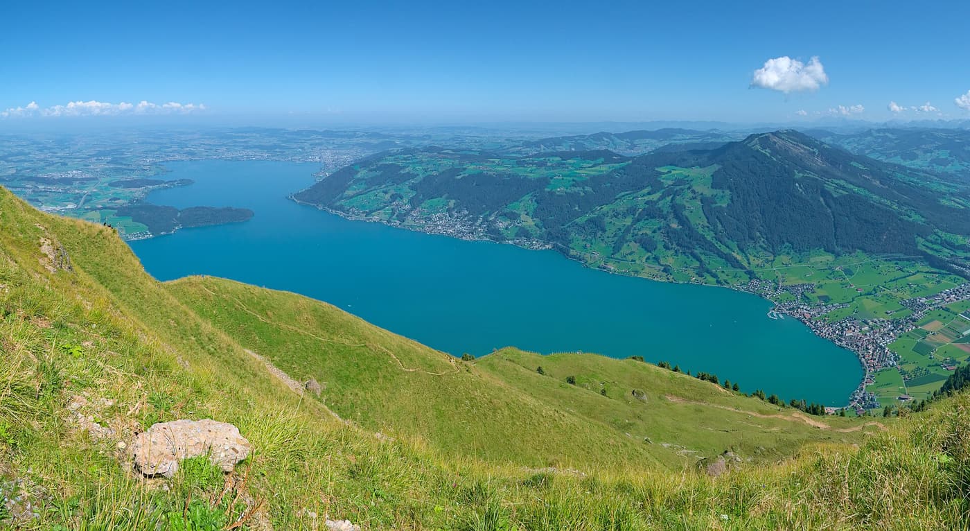Le lac de Zoug loin en contrebas de pentes alpines vertes, vu du Rigi