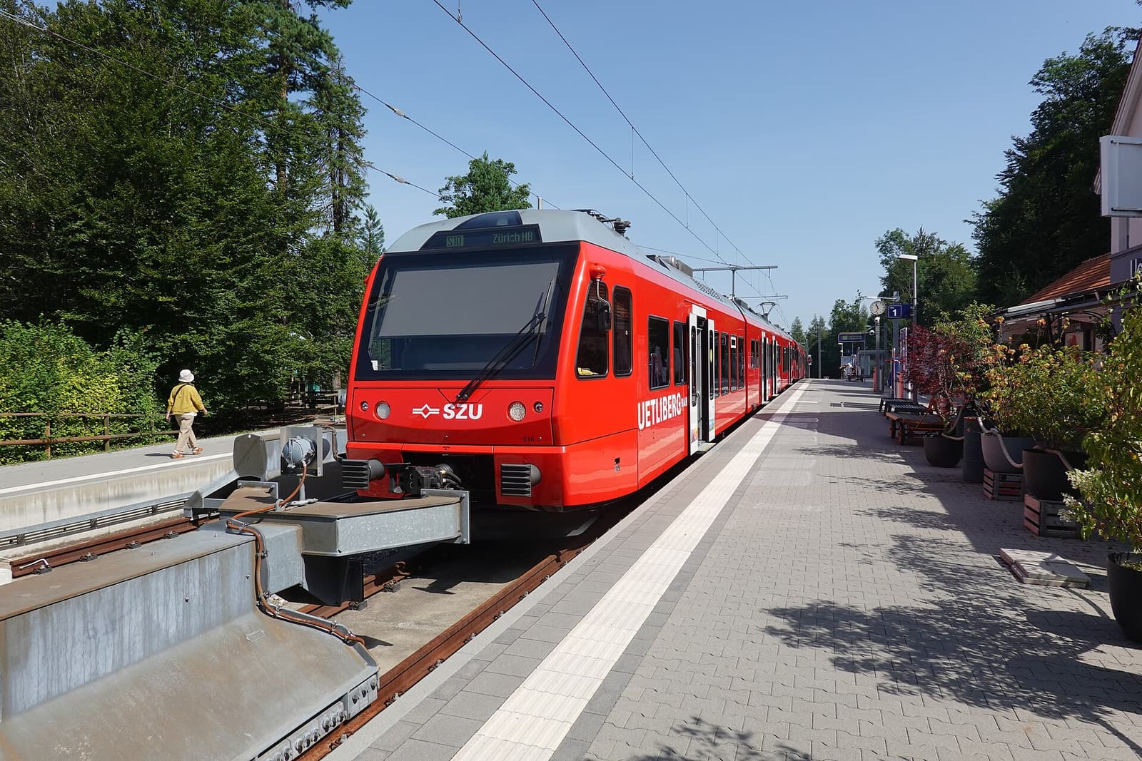 Un train rouge de l’Uetlibergbahn à l’arrêt au terminus, sur l’Uetliberg